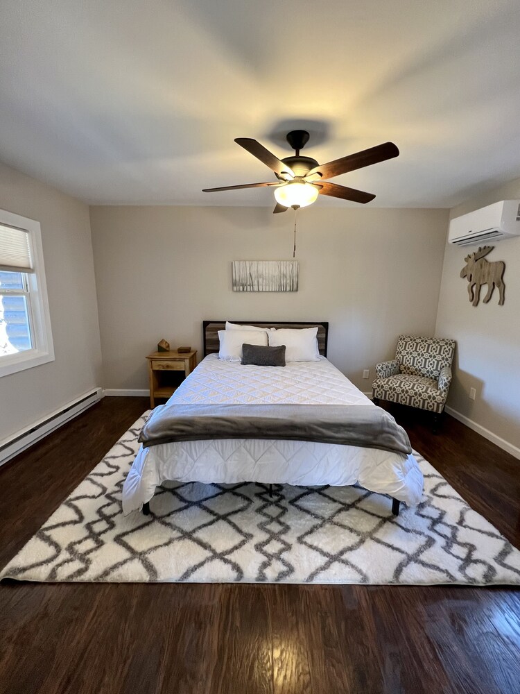 Walk to Beach Pet friendly Cabin w/ Workspace Lake Vrbo