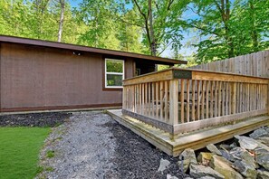 Outdoor dining - Walk to Beach - Pet friendly Cabin w/ Workspace (Lake George)