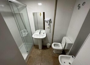 Secadora de cabello, bidet, toallas, jabón 