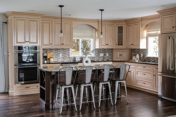 Een koelkast, een magnetron, een oven, een kookplaat