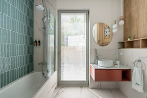 Superior Apartment (Baltic Wave 2) | Bathroom | Hair dryer, bathrobes, slippers, towels - Baltic Wave Boutique Apartments (Sopot)