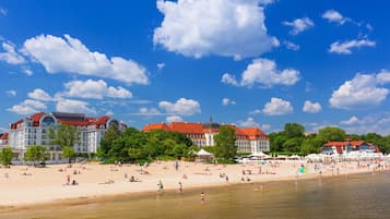 Plage à proximité, sable blanc, chaises longues, serviettes de plage