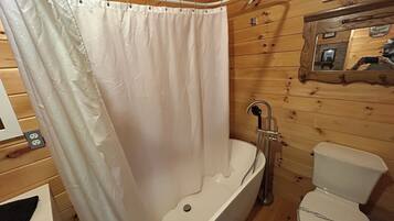 Secadora de cabello, toallas, papel de baño