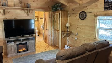 Una Smart TV, una chimenea, videojuegos