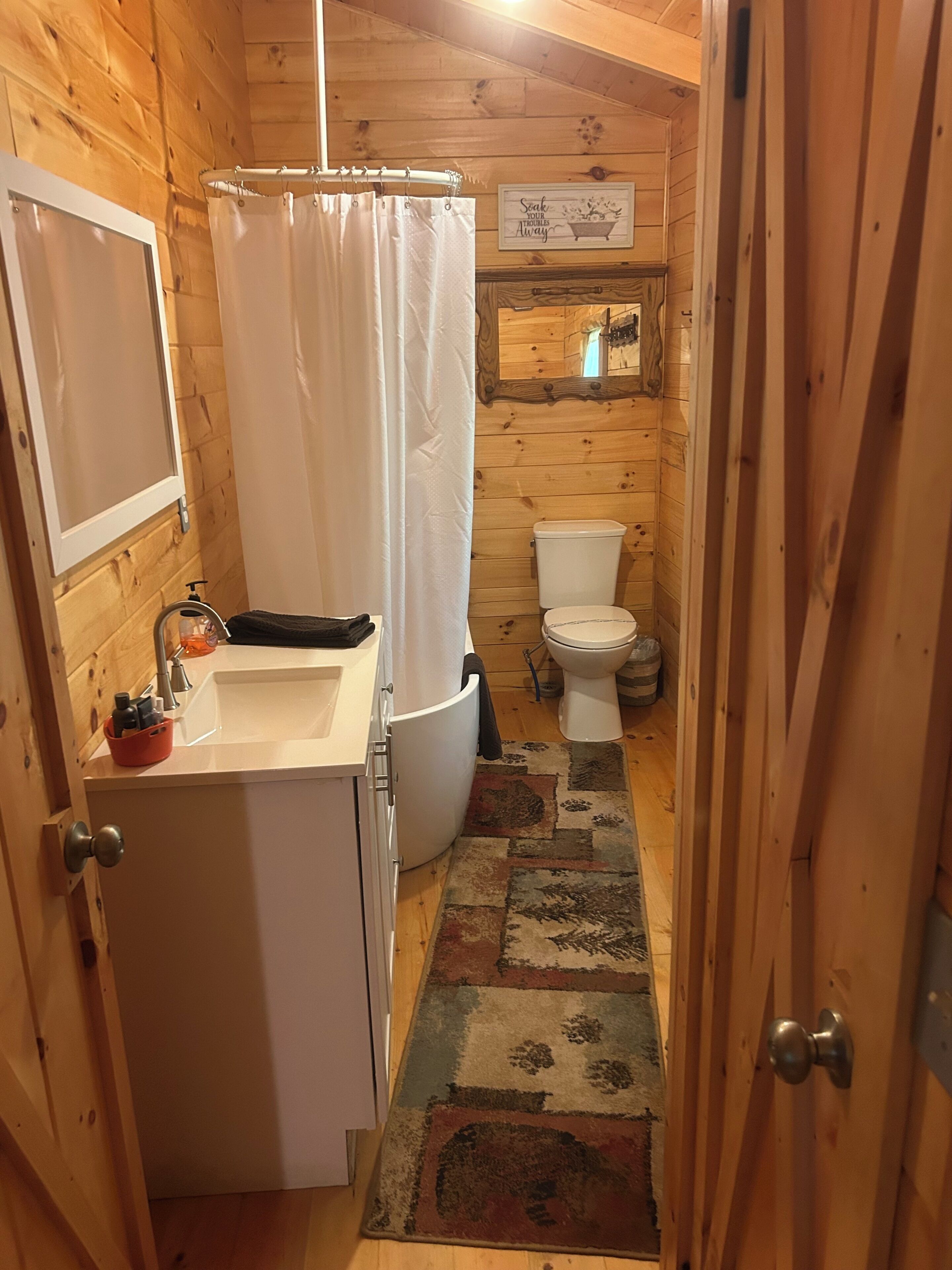 Haartrockner, Handtücher, Toilettenpapier