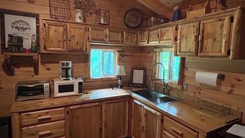 Coffee/tea maker, fridge, microwave, stovetop