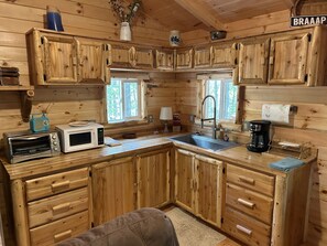 Fridge, microwave, stovetop, coffee/tea maker - New Amish built log cabin near hocking hills & tar hollow, atvs & pet friendly (Ray)