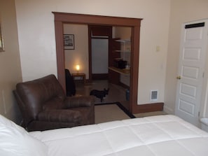 Deluxe Queen Suite | Living area