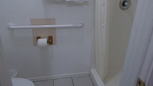 Deluxe Queen Suite | バスルーム | バスアメニティ (無料)、タオル、石鹸、シャンプー