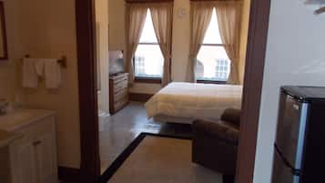 Deluxe Queen Suite | Individually furnished, blackout drapes, free WiFi, bed sheets