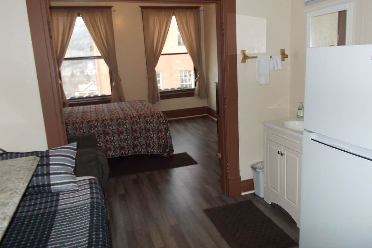 Deluxe Queen Suite | Individually furnished, blackout curtains, free WiFi, bed sheets