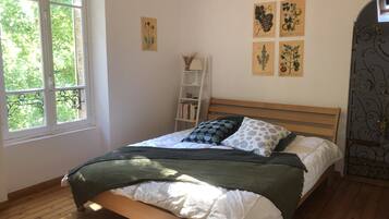 3 bedrooms, desk, iron/ironing board, free WiFi