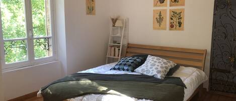 3 habitaciones, escritorio, tabla de planchar con plancha y wifi gratis