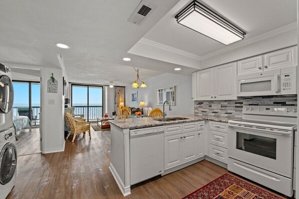 冷蔵庫、電子レンジ、オーブン、コンロ