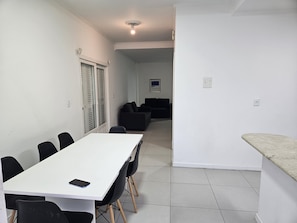 Dining - Residencial Beira Mar , casa aconchegante e ampla a 20 metros da praia (Florianópolis)