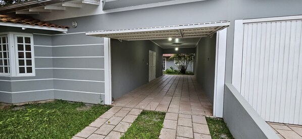 Property grounds - Residencial Beira Mar , casa aconchegante e ampla a 20 metros da praia (Florianópolis)