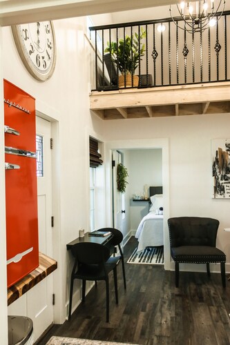 A fun & happy guesthouse with a loft!  Located 15 min. from Erskine College. 