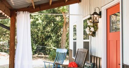 A fun & happy guesthouse with a loft!  Located 15 min. from Erskine College.