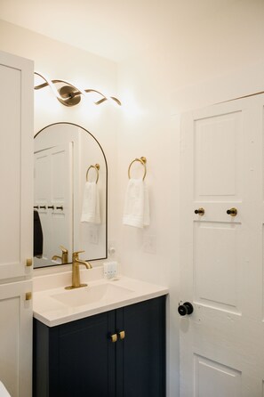 Shower, hair dryer, towels, soap - A fun & happy guesthouse with a loft!  Located 15 min. from Erskine College.  (Honea Path)