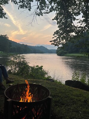 Property grounds - Red River House on the New River.    (Sparta)