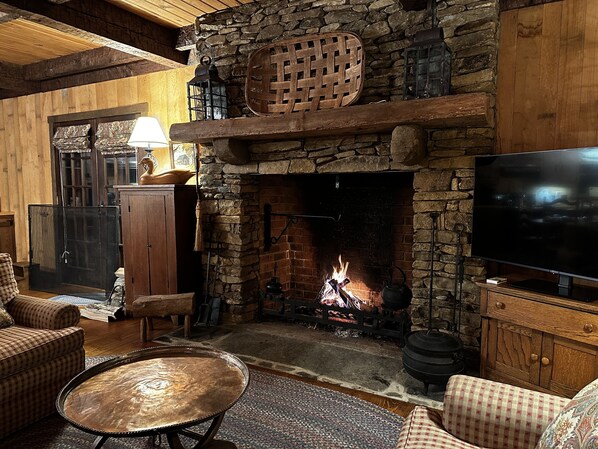 Interior - Red River House on the New River.    (Sparta)