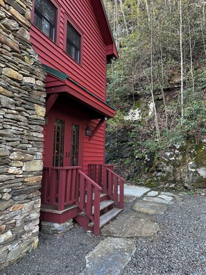 Exterior detail - Red River House on the New River.    (Sparta)