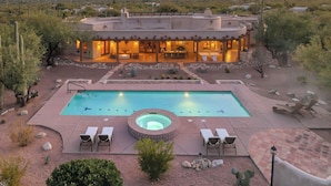 Et resort med pool, liggestole og jacuzzi.