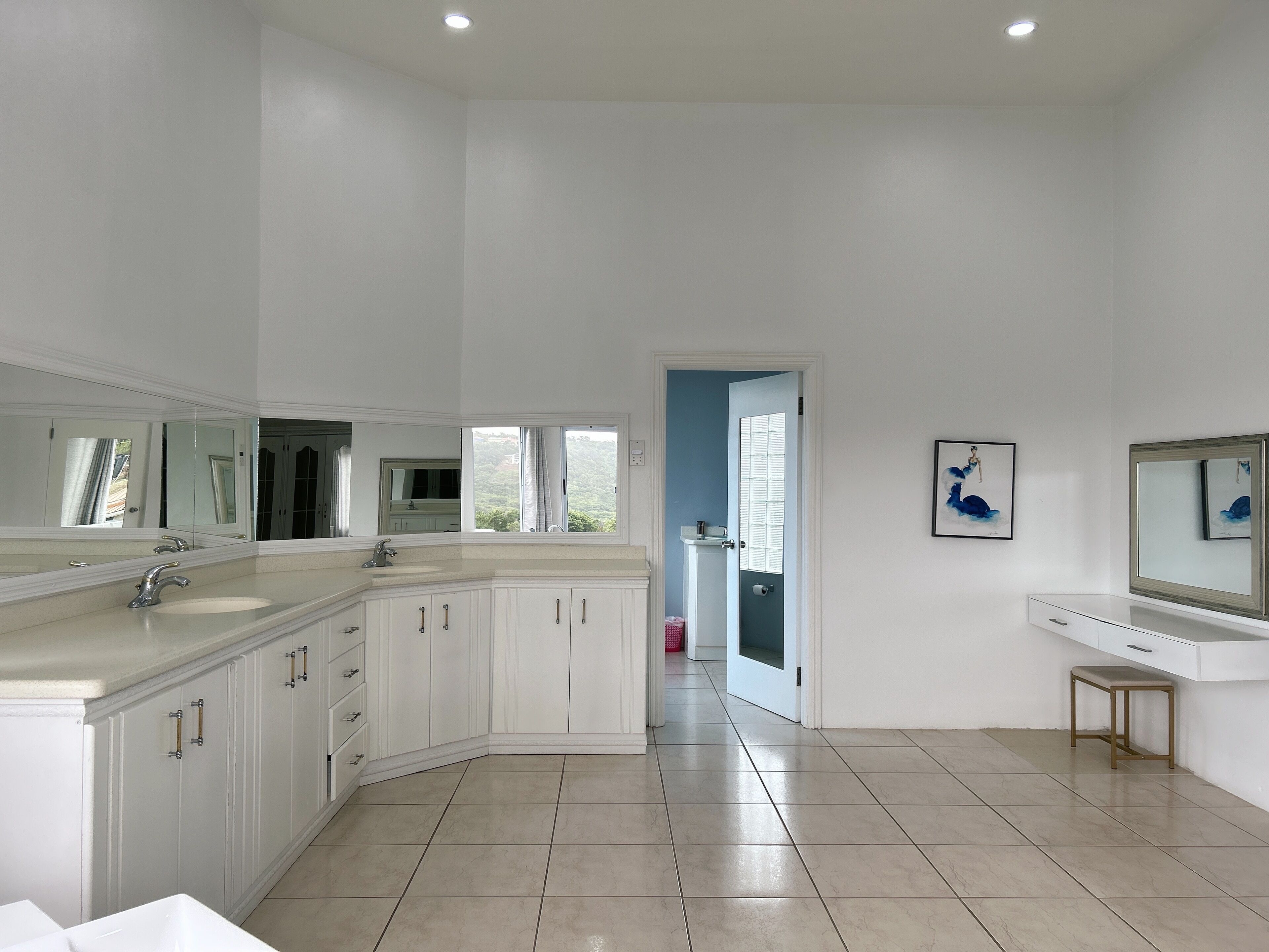 Een moderne badkamer met een grote spiegel, twee wastafels en een badkamermeubel.