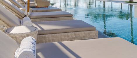 Een buitenzwembad, een verwarmd zwembad