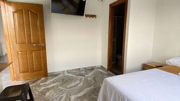 Double Room | Desk, laptop workspace, free WiFi, bed sheets