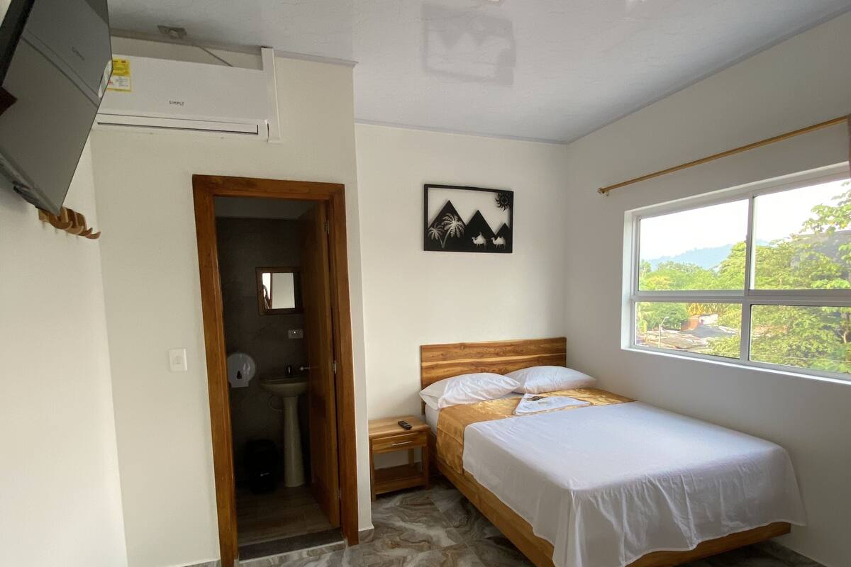 Habitación doble | Escritorio, espacio para trabajar con laptop y wifi gratis 