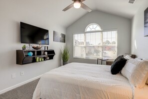 2 bedrooms, desk, iron/ironing board, free WiFi - Welcome Home (Union City)