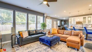 Een smart-tv, een open haard, boeken en een stereo