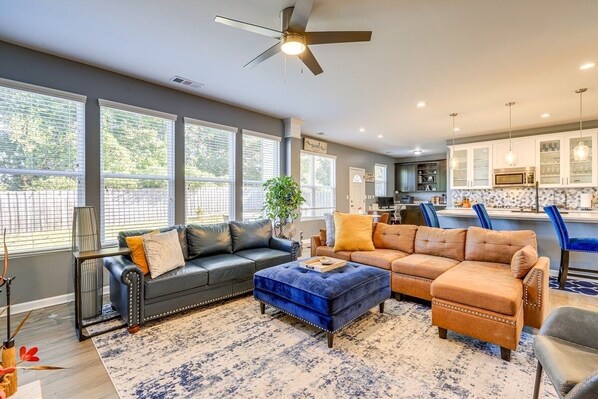 Smart TV, chimenea, libros y estéreo 