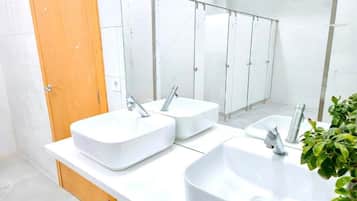 Dormitorio compartido básico, 1 cama doble | Baño | Ducha, secador de pelo, jabón y champú