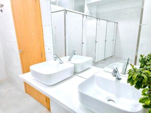 Dormitorio compartido básico, 1 cama matrimonial | Baño | Regadera, secadora de cabello, jabón, shampoo 