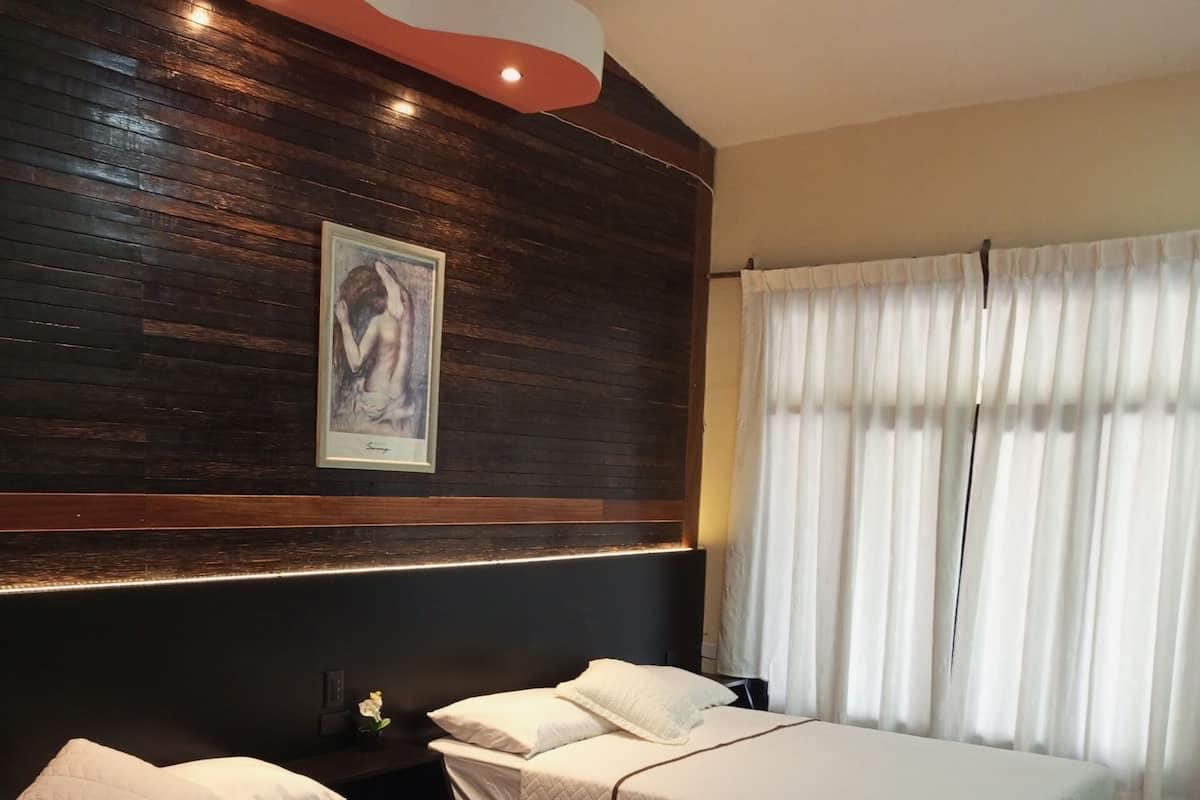 Executive tweepersoonskamer | Hypoallergeen beddengoed, donzen dekbedden, een minibar