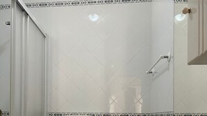 A bathroom with a toilet, sink, and shower. - Nazaré Corner House -1 mim from the beach (Nazaré)