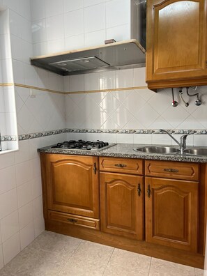 Kjøleskap, mikrobølgeovn, ovn og kokeplater