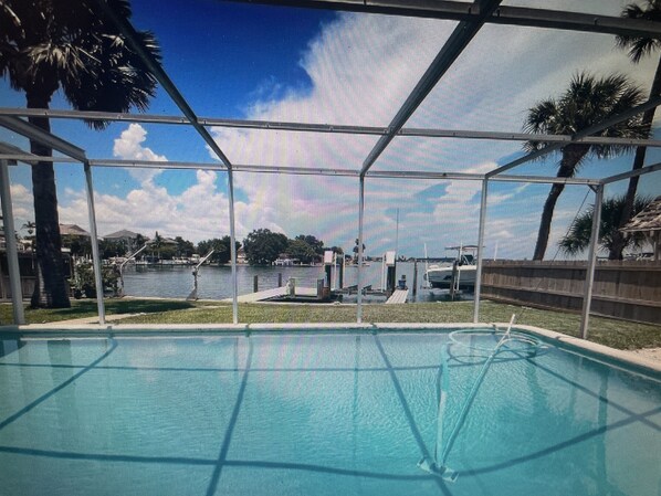 Una piscina al aire libre, una piscina climatizada