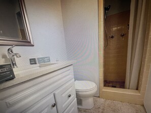 SĂšche-cheveux, serviettes fournies, savon, papier toilette
