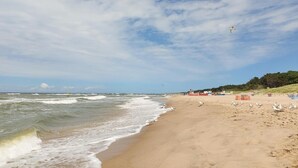 A beach with waves, boats, and a clear sky. - Pet friendly home in Jantar with sauna (Jantar)