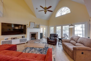 Smart TV, fireplace - LAKEFRONT-YEAR ROUND WATER- FEW STAIRS TO WATER! Boat slip!  (Jasper)