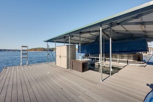 LAKEFRONT-YEAR ROUND WATER- FEW STAIRS TO WATER! Boat slip! 