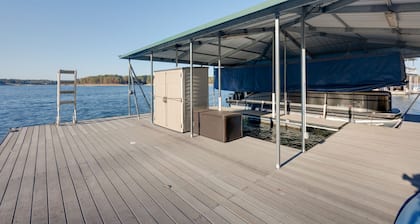 LAKEFRONT-YEAR ROUND WATER- FEW STAIRS TO WATER! Boat slip!