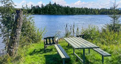 Awesome home in Lidhult with lake view