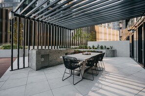 Outdoor dining - Modern Convenient 2-BR with Lakeside View (Belconnen)