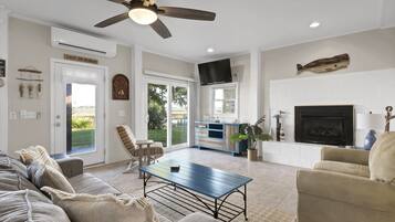 Älytelevisio, takka, kirjoja