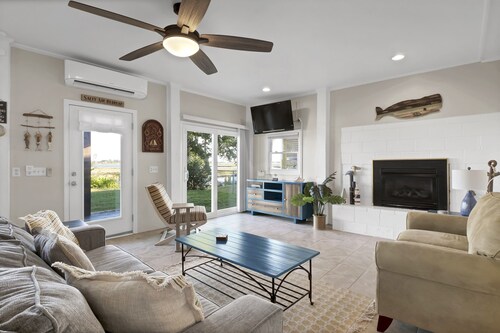 A Turtle's View-Waterfront-Dock-Kayaks-Paddle Boards-Fenced Yard-Dog Friendly