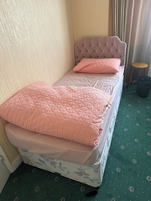 2 bedrooms, desk, free WiFi, bed sheets - A double ground floor room is available for a single individual. (Slough)